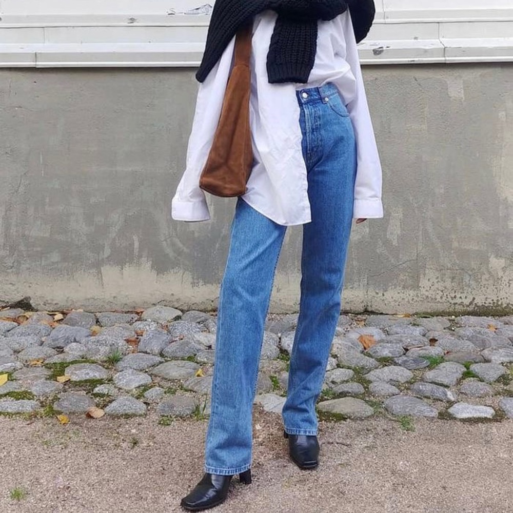 Vintage Levi’s Regular Fit high-waisted medium-wash jeans. 💙